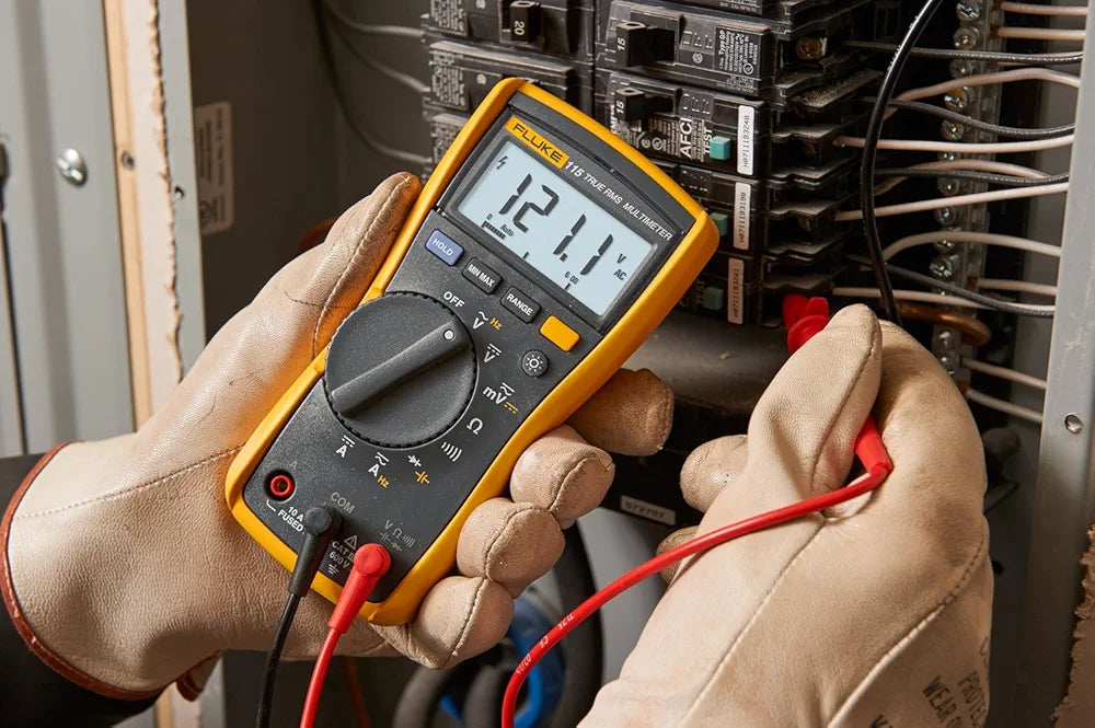Fluke 115 Digital Multimeter, Measures AC/DC Voltage To 600 V & Current to 10 A, Measures Resistance, Continuity, Frequency & Capacitance, Includes Battery, Holster & 4mm PVC-Insulated Test Lead
